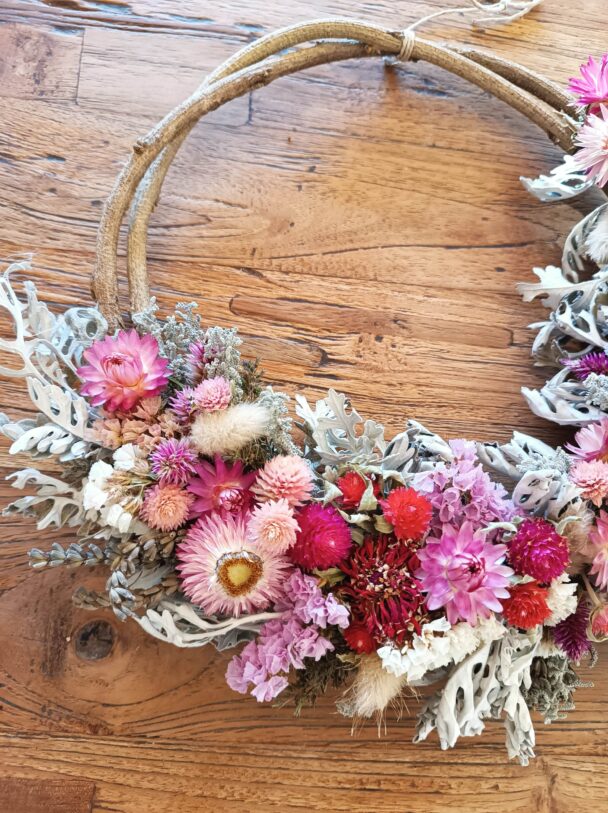 Couronne de fleurs séchées - Rouge rose – Image 4