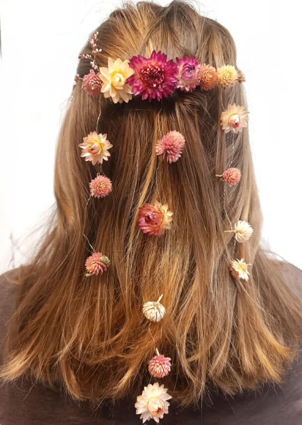 Peigne à cheveux fleuri, avec traîne